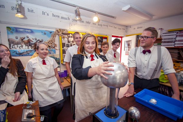 Pupils with chemistry experiment